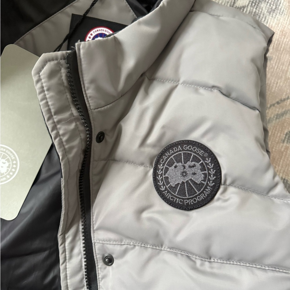 Canada Goose Light Grey canvas Puffer Vest with black Logo Patch - Picture 3 of 10